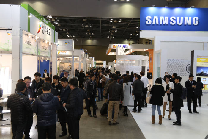 Many visitors visited the exhibition hall at the 2016 Korea Energy Exhibition. About 20,300 visitors visited the exhibition hall for four days.