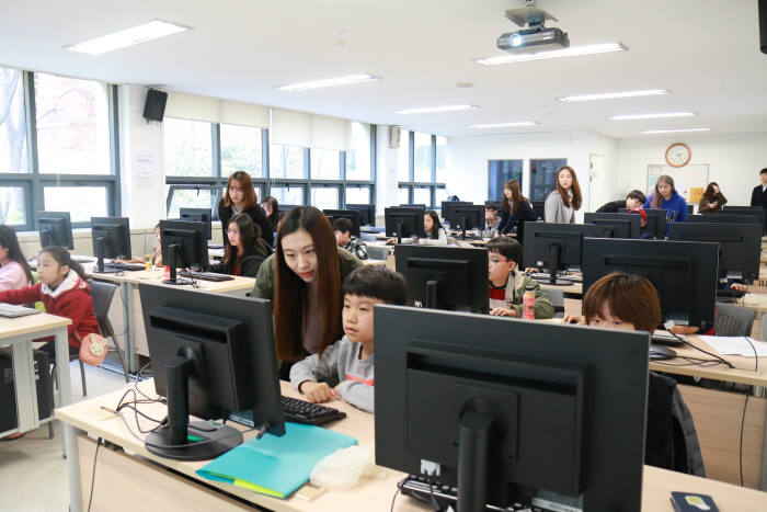 12일 서울 혜화동 성균관대에서 열린 `대학생 선생님과 함께하는 SW교실`에 참여한 초등학생과 교사로 나선 성균관대 컴퓨터교육학과 학생들이 함께 문제를 해결하고 있다.