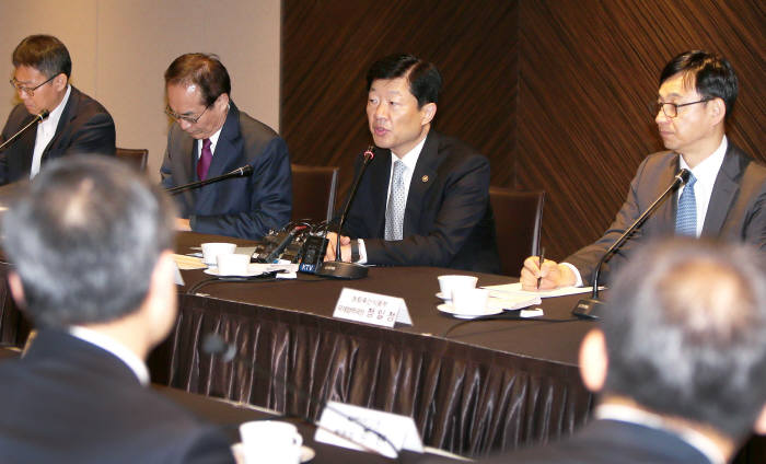 우태희 산업통상자원부 2차관이 14일 서울 플라자호텔에서 열린 민관 합동 `대미통상실무작업반` 첫 회의에서 발언하고 있다.