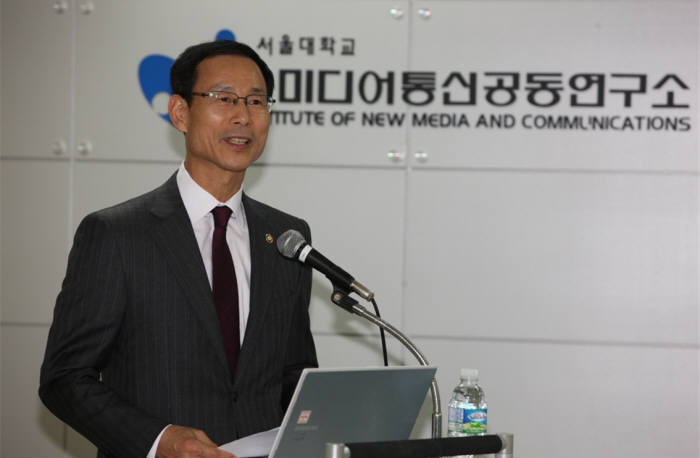 최정호 국토교통부 차관이 `스누버2 공개 및 한국형 도심자율주행 비전 선포식`에서 축사를 하고 있다