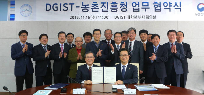 DGIST와 농촌진흥청이 MOU를 맺은 뒤 기념촬영하고 있다.