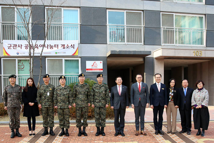 권용현 여성가족부 차관(오른쪽 여섯번째), 이동우 롯데하이마트 대표(오른쪽 다섯번째) 등이 기념 촬영했다.