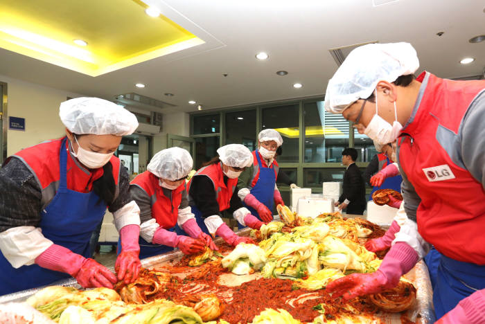 지난 17일 서울 서대문구 노인종합복지관에서 LG유플러스 임직원이 독거노인을 돕기 위한 `홀몸 어르신의 밥상을 부탁해! 사랑의 김장 나눔` 행사에 참여하고 있는 모습.