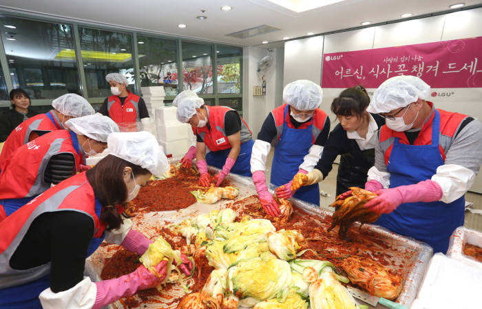 지난 17일 서울 서대문구 노인종합복지관에서 LG유플러스 임직원이 독거노인을 돕기 위한 `홀몸 어르신의 밥상을 부탁해! 사랑의 김장 나눔` 행사에 참여하고 있는 모습.