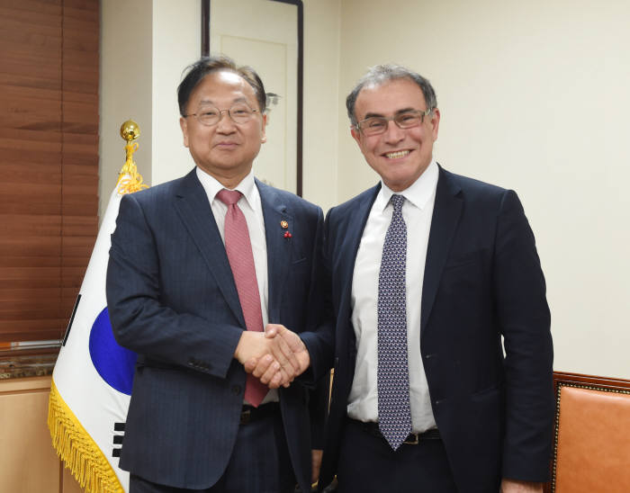 유일호 경제부총리 겸 기획재정부 장관(왼쪽)이 누리엘 루비니 미국 뉴욕대 교수와 악수하고 있다.