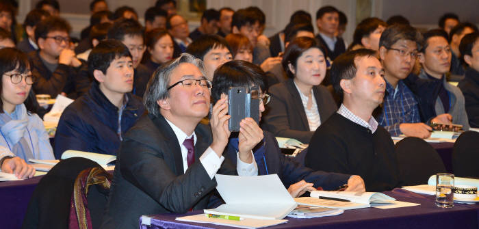 반도체 첨단 패키징 기술 콘퍼런스에 쏠린 관심