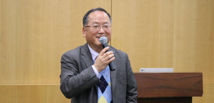 윤영로 연세대학교 의공학부 교수가 23일 서울 역삼동 한국과학기술회관에서 열린 `특허로 전망한 미래기술 예측` 세미나에서 발표를 하고 있다.