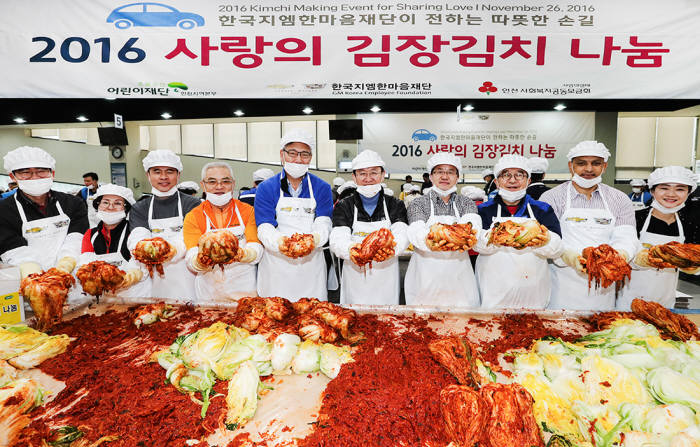 이 날 행사에 참석한 (오른쪽 두번째부터) 한국지엠 품질부문 쉐리프 엘데수키(Sherief Eldessouky)부사장, 대외정책부문 한주호 부사장, 전국금속노동조합 한국지엠지부 유승종 수석부지부장, 정유섭 새누리당 국회의원, 한국지엠 법무부문 폴 조(Paul Cho)부사장 및 임직원 자원봉사자들이 정성껏 담근 김장김치를 들고 있는 모습.