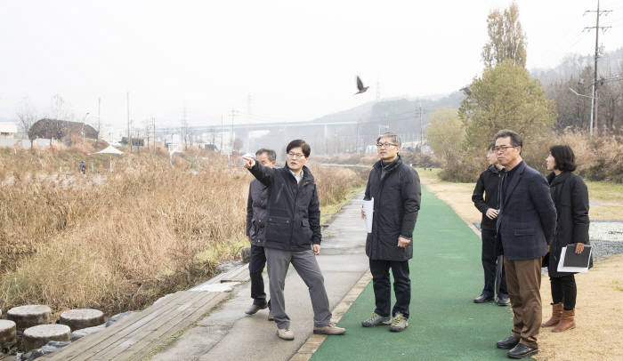 조경규 환경부 장관, 학의천 생태하천 복원사업 현장 확인