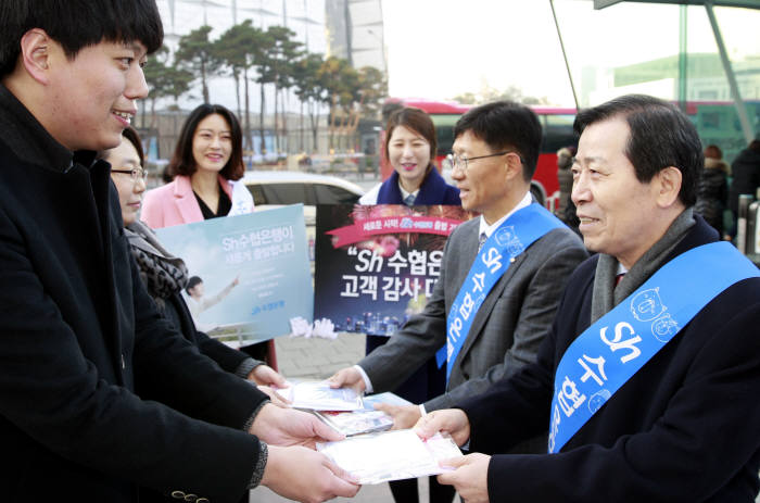 이원태 Sh수협은행 은행장(오른쪽)이 28일 서울 송파구 잠실역 인근에서 `고객 감사 대잔치`를 홍보하는 가두캠페인을 하고 있다.