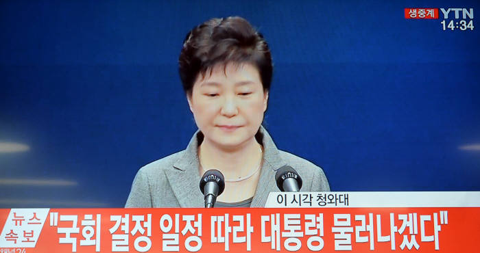 박근혜 대통령이 29일 전국에 생중계된 3차 대국민담화에서 국회가 결정하는 일정에 따라 대통령직에서 물러나겠다고 밝히고 있다.