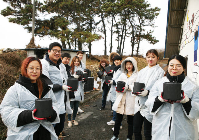 삼성디스플레이(대표 권오현 부회장)는 충남지역 1004가구에 동절기 방한용 연탄 30만장을 지원했다고 1일 밝혔다. (사진=삼성디스플레이)