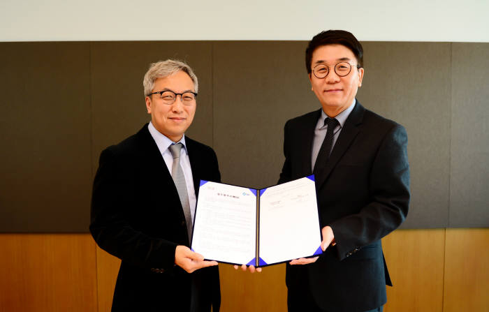 좌측부터 SBS 미디어비즈니스센터장 김혁, 한국콘텐츠진흥원 김영철 부원장