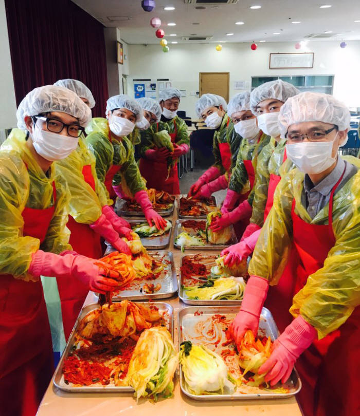 시큐아이(대표 석경협)는 2일 서울시 성북구에 위치한 성북장애인복지관에서 `사랑의 김장 나누기 행사`를 펼쳤다.(사진:시큐아이)