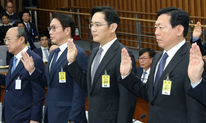 6일 국회 국정조사 특위 청문회에 출석한 대기업 총수들이 증인선서를 하고 있다. 왼쪽부터 김승연 한화그룹 회장, 최태원 SK그룹 회장, 이재용 삼성전자 부회장, 신동빈 롯데그룹 회장. <사진공동취재단>