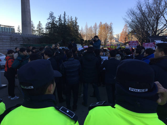 [청문회 나온 재계 총수들] `고성 오가고,한쪽은 구호 난무`…28년 만에 대기업 청문회