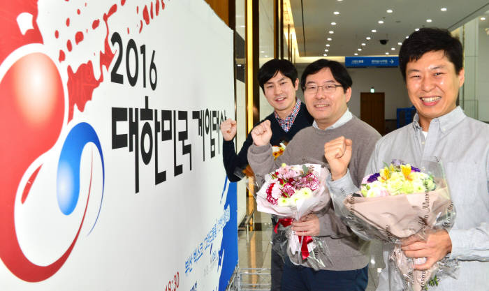 `2016 대한민국 게임대상 시상식`이 11월 16일 부산 벡스코에서 열렸다. 대상을 수상한 박용현 넷게임즈 대표(가운데)와 직원들이 파이팅을 외치고 있다.