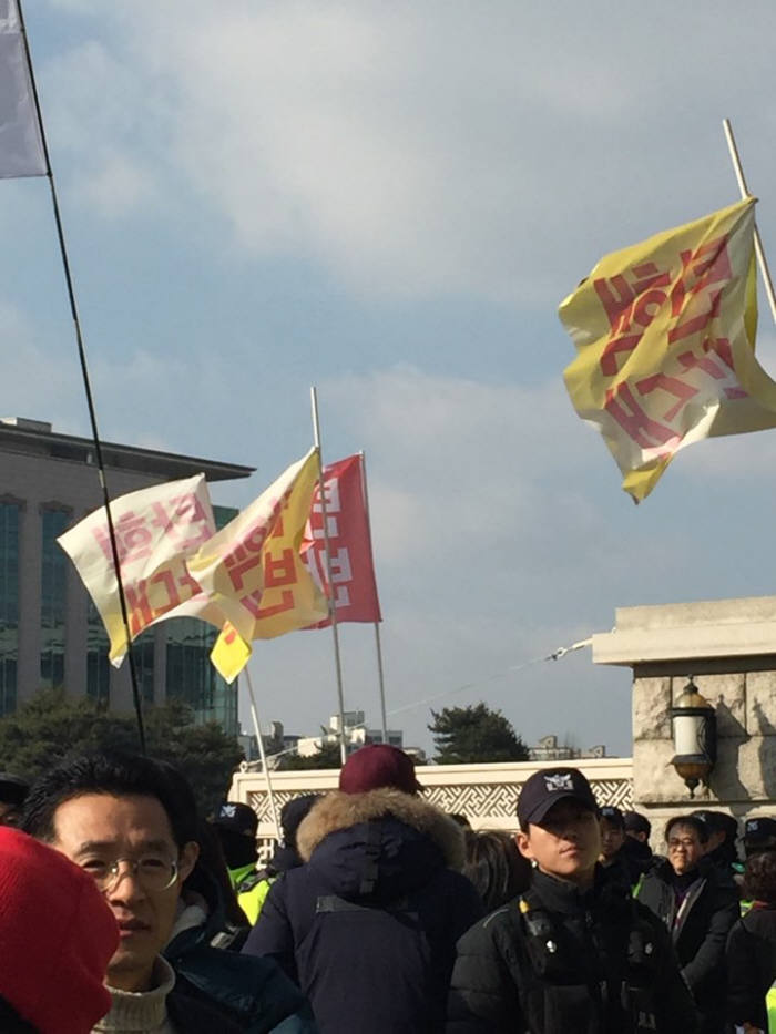 [朴대통령 탄핵 표결]국회 앞 `탄핵`과 `탄핵반대` 두 깃발