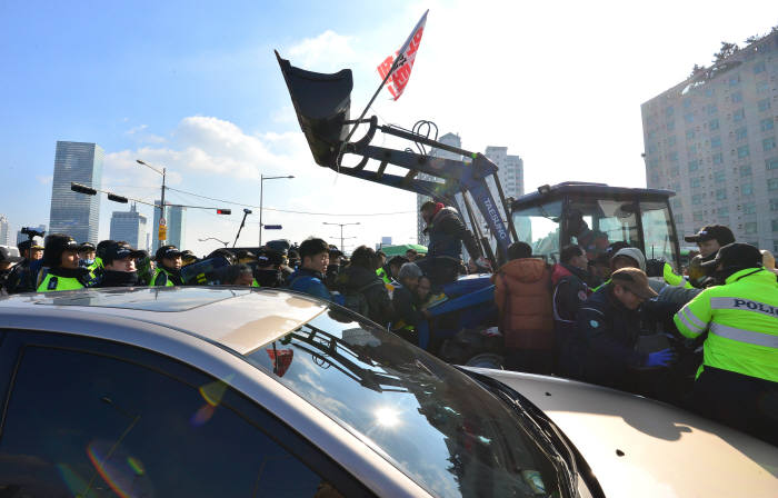 [朴대통령 탄핵 표결]전농과 대치하는 경찰