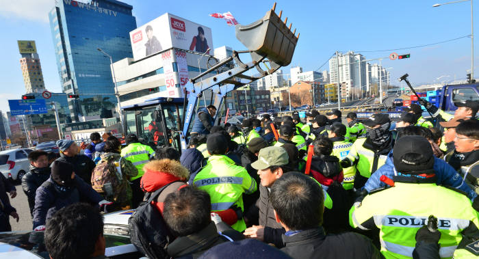 [朴대통령 탄핵 표결]전농과 대치하는 경찰