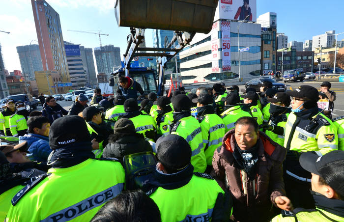 [朴대통령 탄핵 표결]전농과 대치하는 경찰