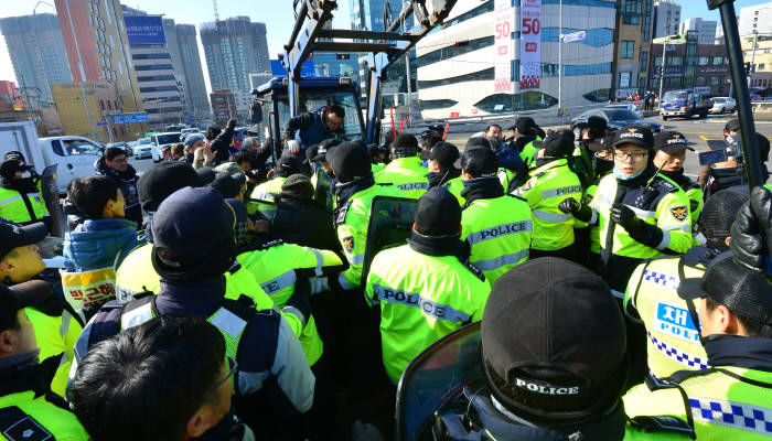 [朴대통령 탄핵 표결]전농과 대치하는 경찰