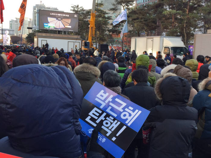 [朴대통령 탄핵 표결]시민들, 탄핵안 표결 생중계에 집중