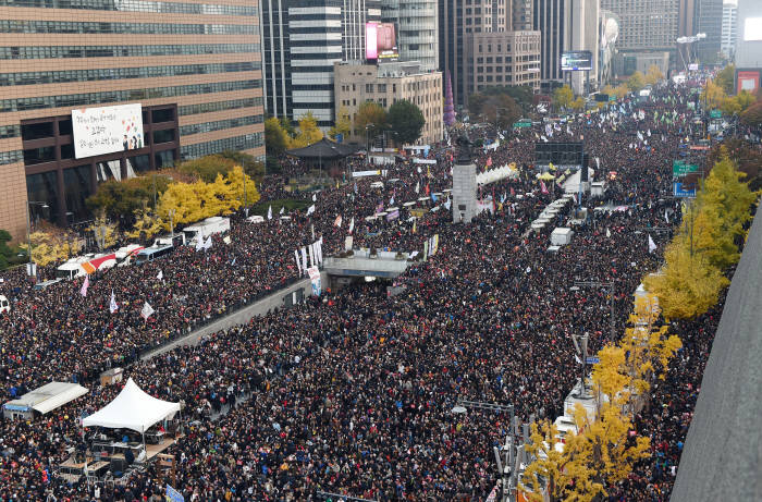 지난달 12일 서울 광화문 인근에서 열린 `대통령 탄핵 촛불집회` 현장.