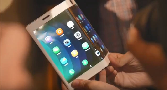 지난 8월 레노버가 공개한 폴더블 스마트폰 시제품. 디스플레이를 바깥으로 구부리는 형태의 아웃폴더블 제품이다. (사진=유튜브 영상 캡쳐)