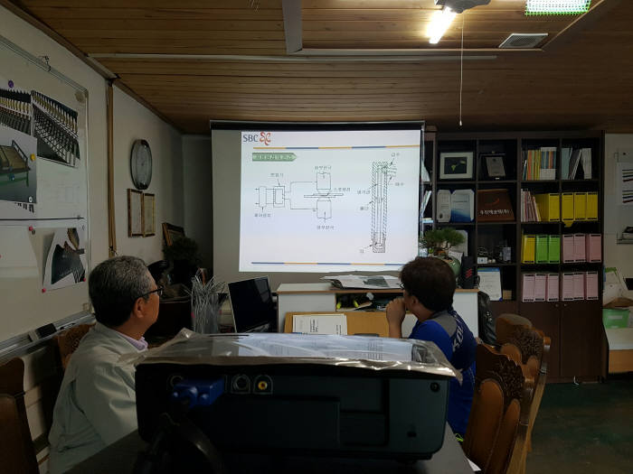 최재국 뿌리기술 코칭 전문가(왼쪽)과 석주환 사장이 용접 기술 관련 회의를 하고 있다.