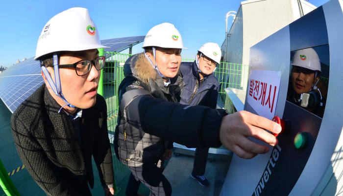 서울 수도전기공업고등학교가 학교 태양광사업 `1호 발전기` 준공후 전력 생산을 시작했다. 【사진7】 관계자가 수도공고 옥상에 설치된 태양광발전기에서 생산한 전력을 한전으로 공급하는 버튼을 누르고 있다. 김동욱기자 gphoto@etnews.com