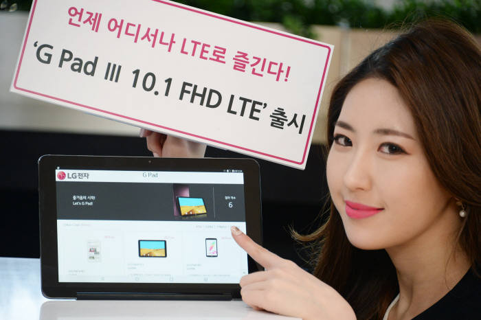 모델이 LG전자 G패드3 LTE 모델을 소개하고 있다.