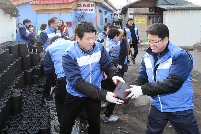 한국지엠, 연탄 나눔 봉사활동