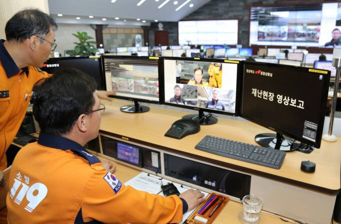 경북도소방본부가 재난현장에 신속 대응할 수 있는 재난현장 영상전송시스템을 구축했다. 사진은 도소방본부내 종합상황실에서 현장 영상을 실시간 확인하고 있다.