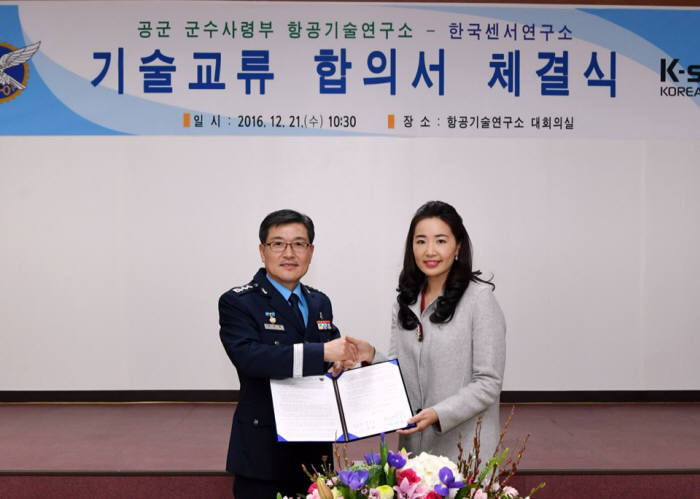 이수민 한국센서연구소 사장(오른쪽)과 김순길 항공기술연구소장이 21일 기술교류에 관한 MOU를 교환하고 있다