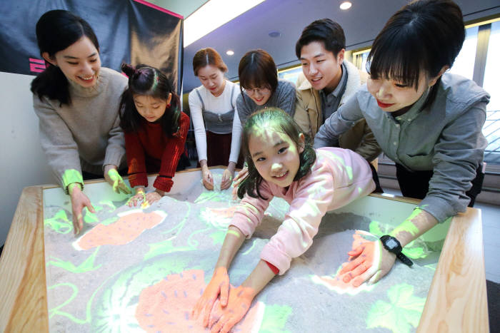 KT가 겨울방학을 맞아 세계 최초 홀로그램 전용관 K-라이브에서 홀로그램 공연을 특별 편성하고, 미래형 실감 미디어 기술을 학습, 체험하는 기회를 마련했다.