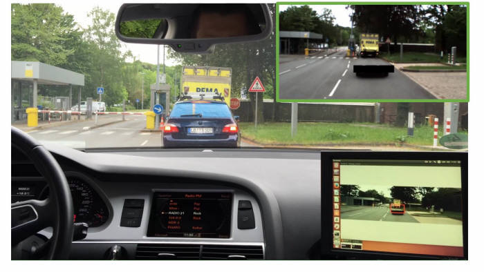지난 5월 독일에서 진행된 시스루 차량 영상 통합시스템 데모 시연 모습. 앞선 차량 너머 화물차의 모습이 그대로 보인다.