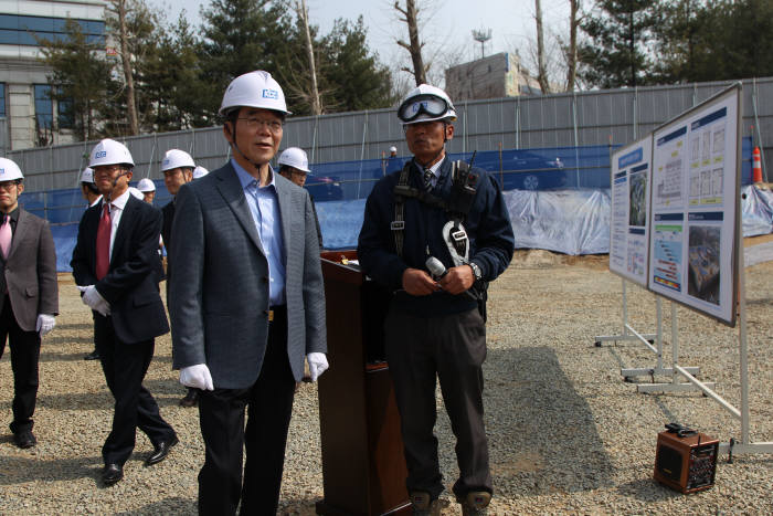 강호인 국토교통부 장관이 서울 하계동 제로에너지 주택 실증단지를 둘러보고 있다