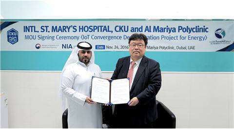 기선완 국제성모병원 기획조정실장(오른쪽)과 마지드 아흐메드 주마 압둘라 알 와라지크 알마리아병원 매니징디렉터와 에너지 효율화 양해각서를 교환하고 있다.