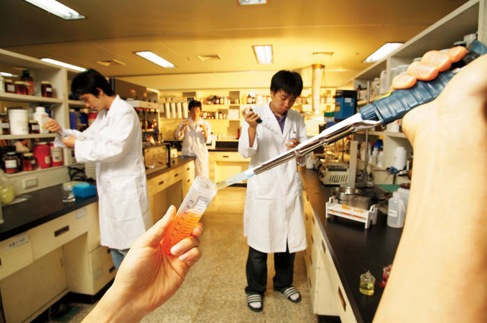 보령제약은 18년간의 연구 끝에 고혈압 치료제 `카나브`를 개발했다. 보령제약 연구원들이 신약개발을 위한 연구를 진행하고 있다. 사진=보령제약 제공