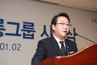 이웅열 코오롱그룹 회장이 2일 본사 대강당에서 열린 시무식에서 신년사를 발표하고 있다.