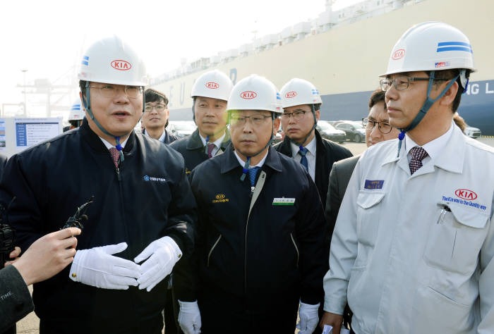 주형환 산업통상자원부 장관(맨 왼쪽)이 2일 평택항을 찾아 기아자동차 새해 첫 수출 선적 현장을 점검하고 관계자를 격려했다. <산업부 제공>