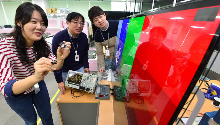 LG디스플레이 직원이 UHD OLED TV 화질을 테스트하고 있다. (사진=전자신문DB)