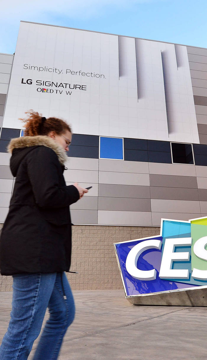 LG전자는 `CES 2017`이 열리는 미국 라스베이거스 컨벤션센터에 벽지 형식의 신개념 TV `LG 시그니처 올레드 TV W`를 알리는 대형 옥외광고를 설치했다.
라스베이거스(미국)=김동욱기자 gphoto@etnews.com
