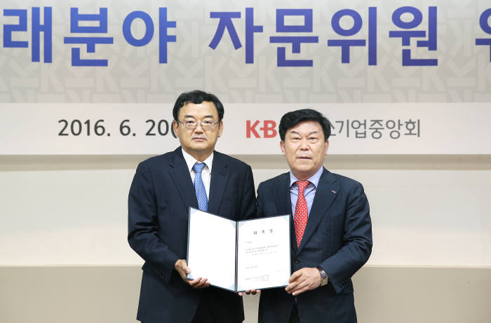 지철호 중소기업중앙회 상임 감사(사진 왼쪽)와 박성택 중소기업중앙회장.