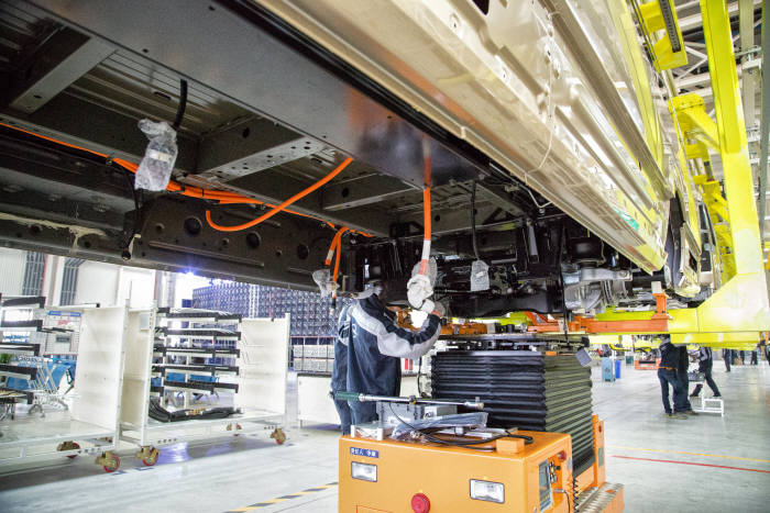 중국 오룡전동차유한회사(FDG) 항저우 공장에서 전기버스에 배터리를 탑재하는 모습.