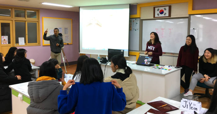 MIT(매사추세츠공과대학) 학생들과 소년의집, 송도가정 아이들이 과학 수업을 하고 있다.