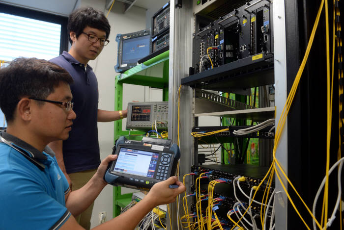 우리넷 직원이 N2OS로 장비 연동하는 모습 안양= 박지호기자 jihopress@etnews.com