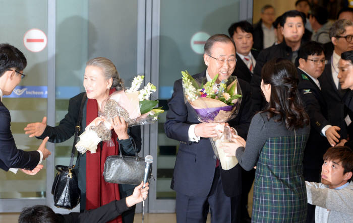 반기문, 전직 대통령 참배…"대한민국 더 큰 도약 위해 최선"