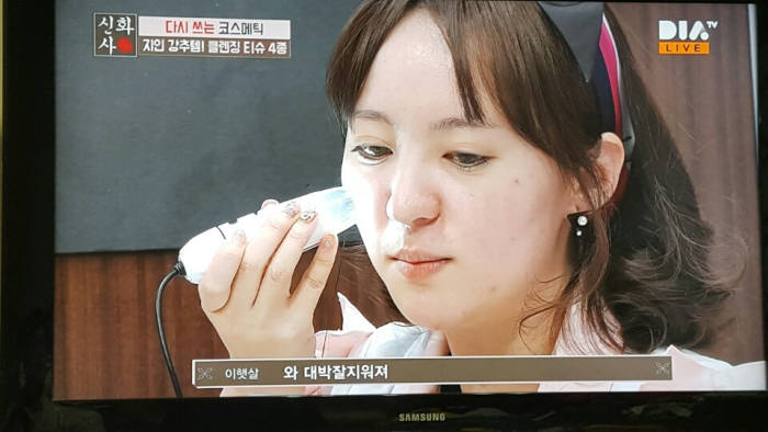 다이아TV앱에서 선택된 댓글이 생방송 화면 하단 부분에 노출된다.크리에이터는 댓글에 대한 피드백을 줘 쌍방향 방송이 가능하다.